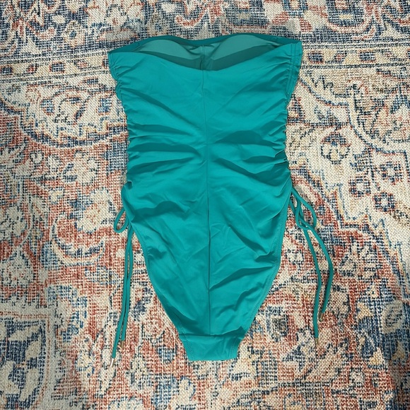 Robin Piccone Aubrey Bandeau One Piece Swimsuit in Ocean SZ 8 NWOT - Picture 3 of 5